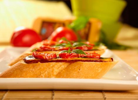 Bruschetta con tomate, queso tilsit ahumado y alba...