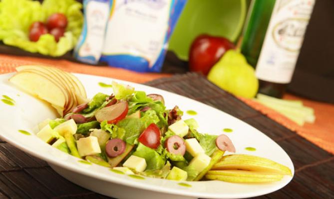 Ensalada de lechugas con queso fresco y vinagreta de cilantro y lulo