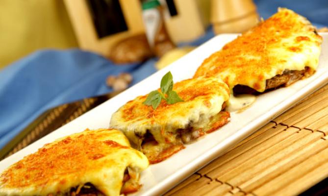 Champiñones portobello rellenos de bechamel de queso azul gratinados con mozzarella y parmesano