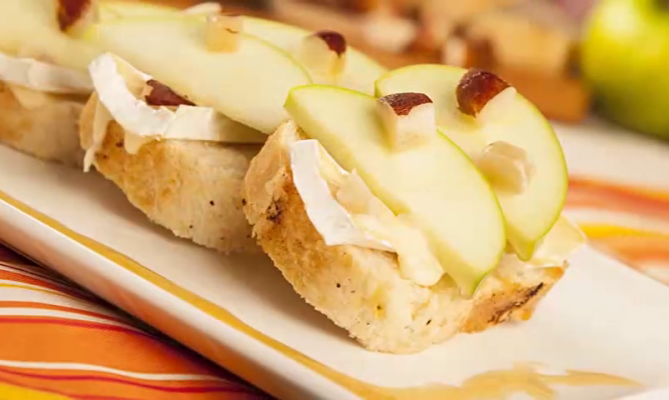Entrada de queso brie alpina, manzanas, nueces y miel.