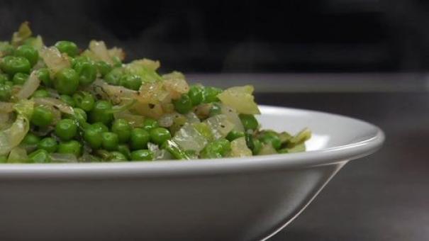 Salteado de arvejas con lechuga romana y menta