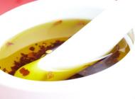 Aceite de oliva con pimienta roja en hoj...