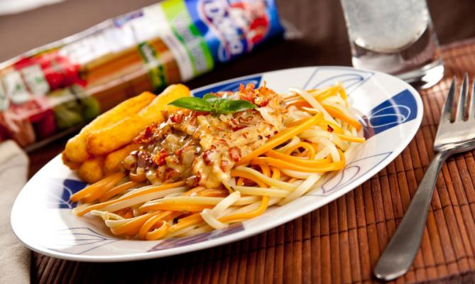 Spaghetti verduras doria con crema de cebolla y yuquitas fritas 